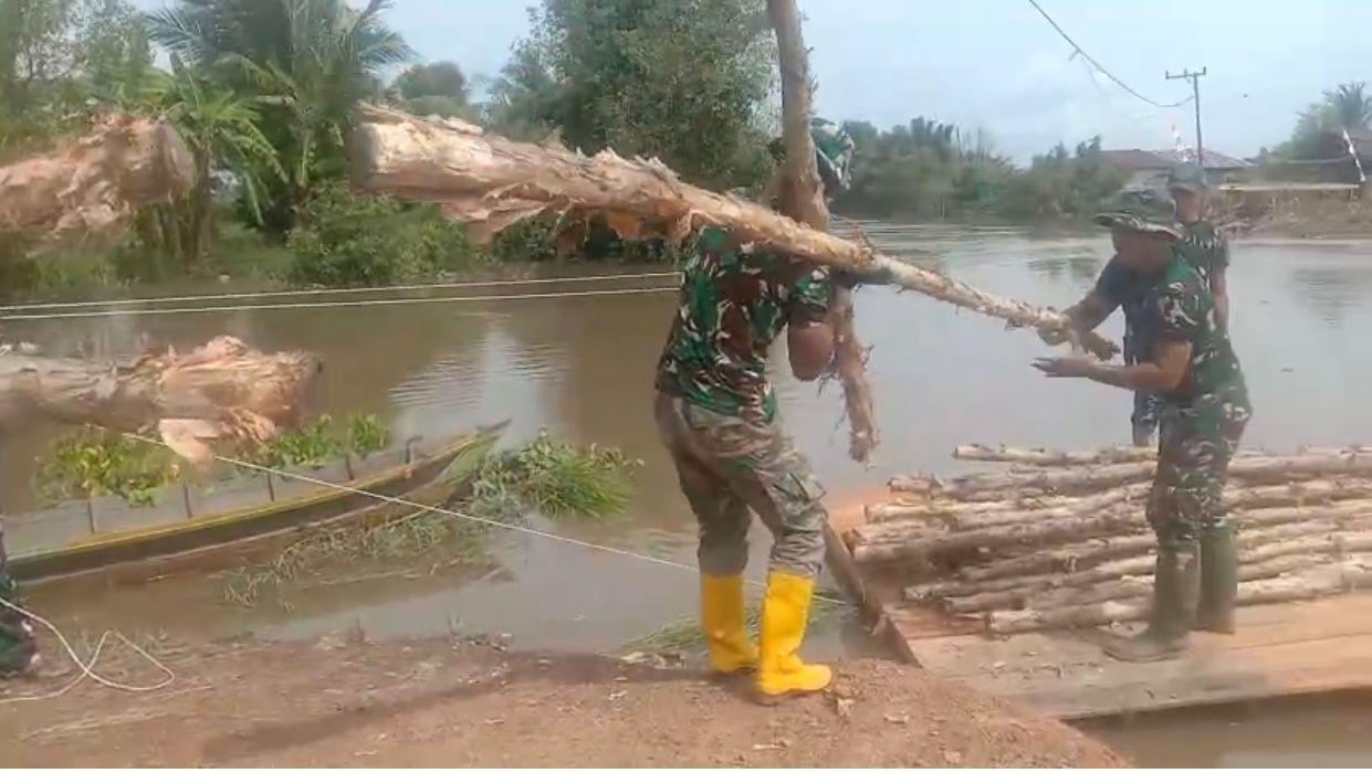 Angkut Material Gunakan Rakit Sederhana, Personel Kodim 1009/Tanah Laut Tunjukkan Dedikasi Tinggi