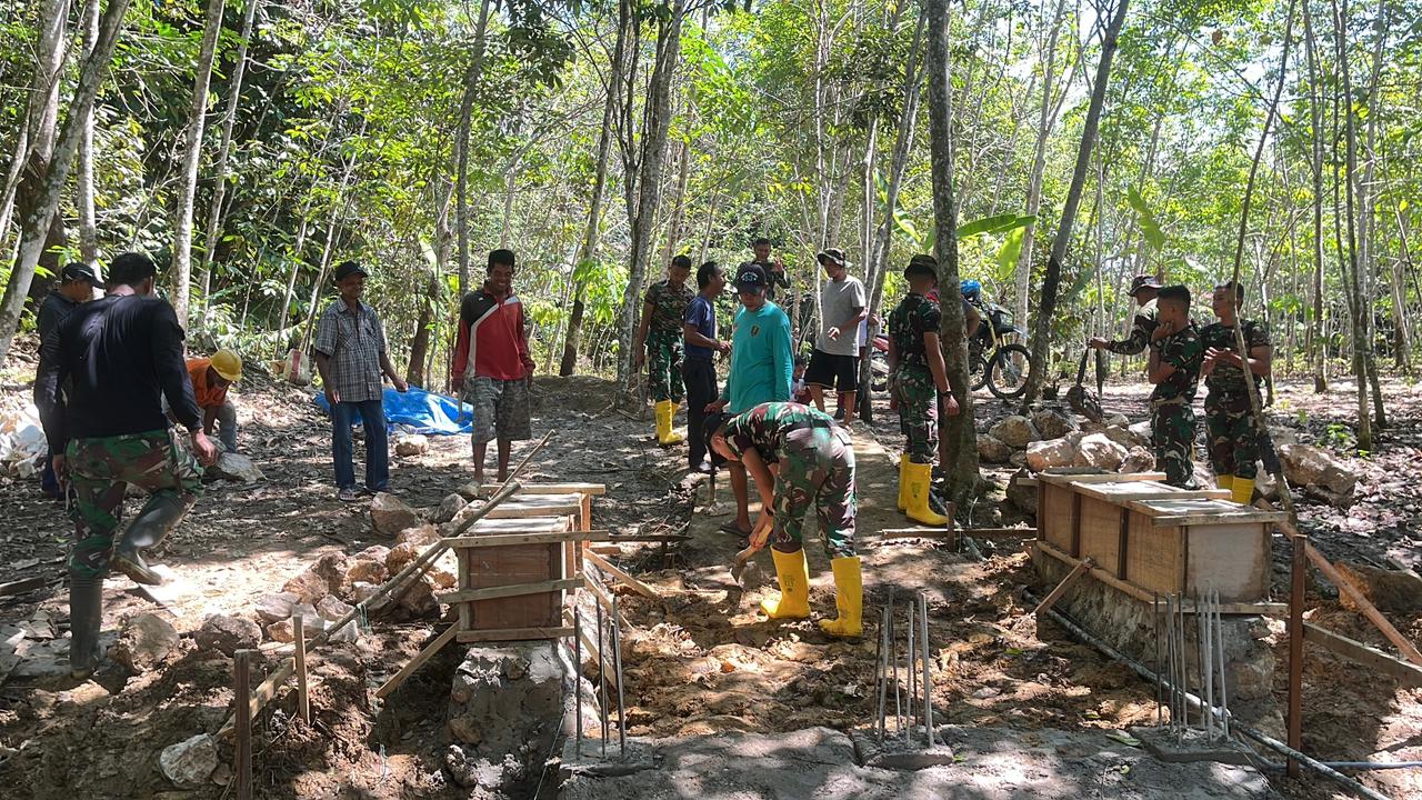 Semangat Kebersamaan, Warga Mangkusip Bahu Membahu Bangun Jembatan Garuda