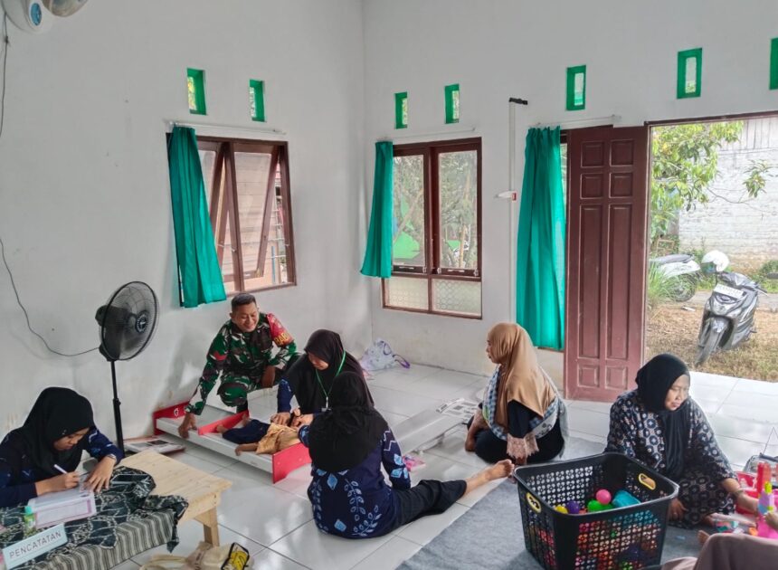 Babinsa Furzam Dampingi Posyandu Rahmad, Warga Bukat Antusias Ikuti Layanan Kesehatan