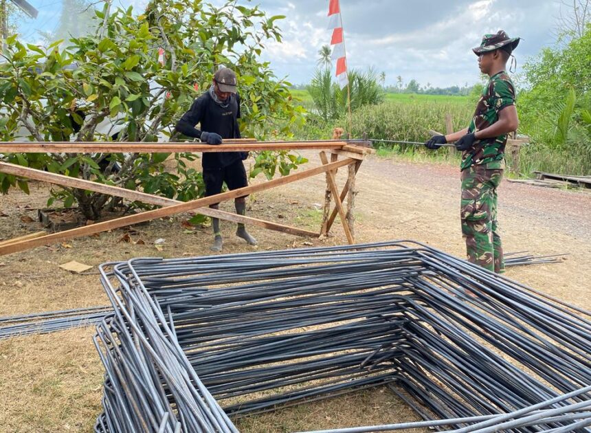 Personel Kodim 1009/Tla Mulai Rakit Besi Cakar Ayam Jembatan Garuda Di Desa Labuan Amas