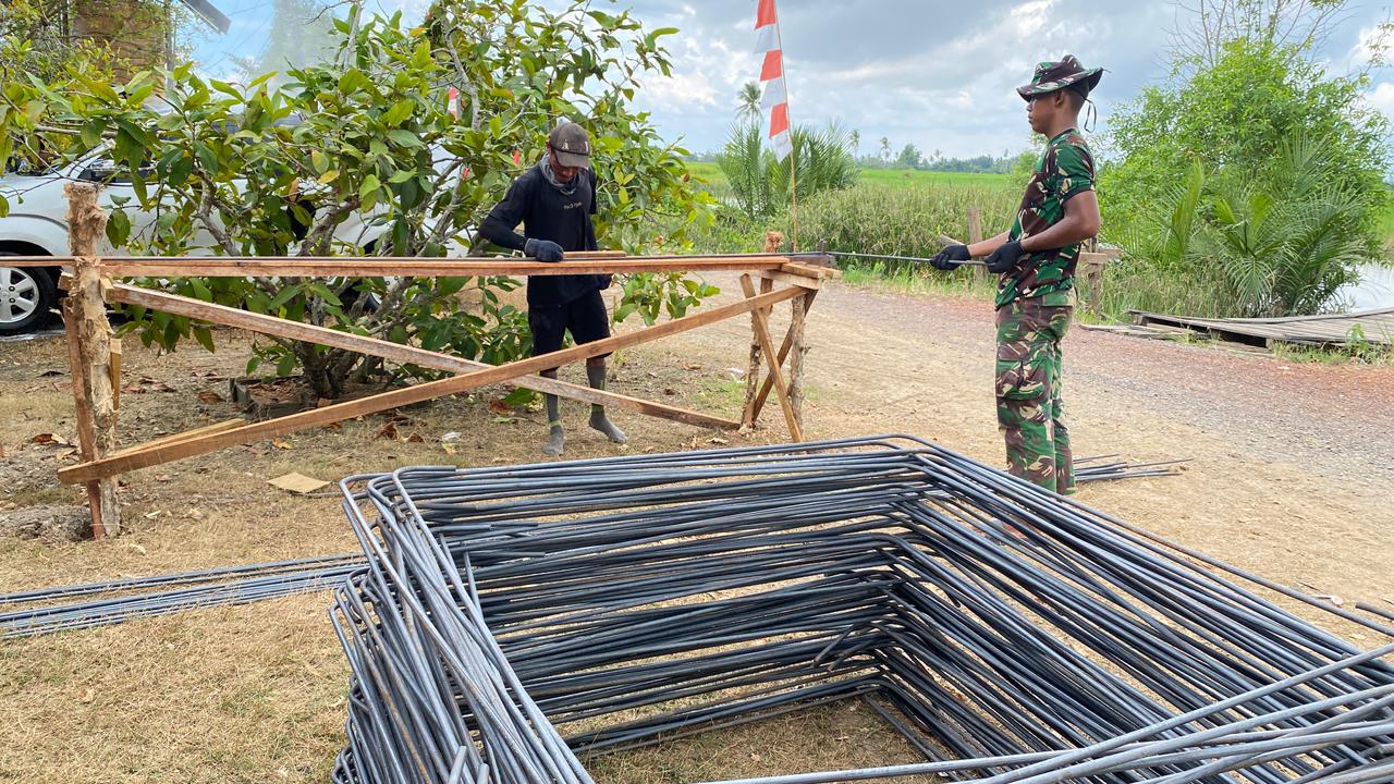 Personel Kodim 1009/Tla Mulai Rakit Besi Cakar Ayam Jembatan Garuda Di Desa Labuan Amas