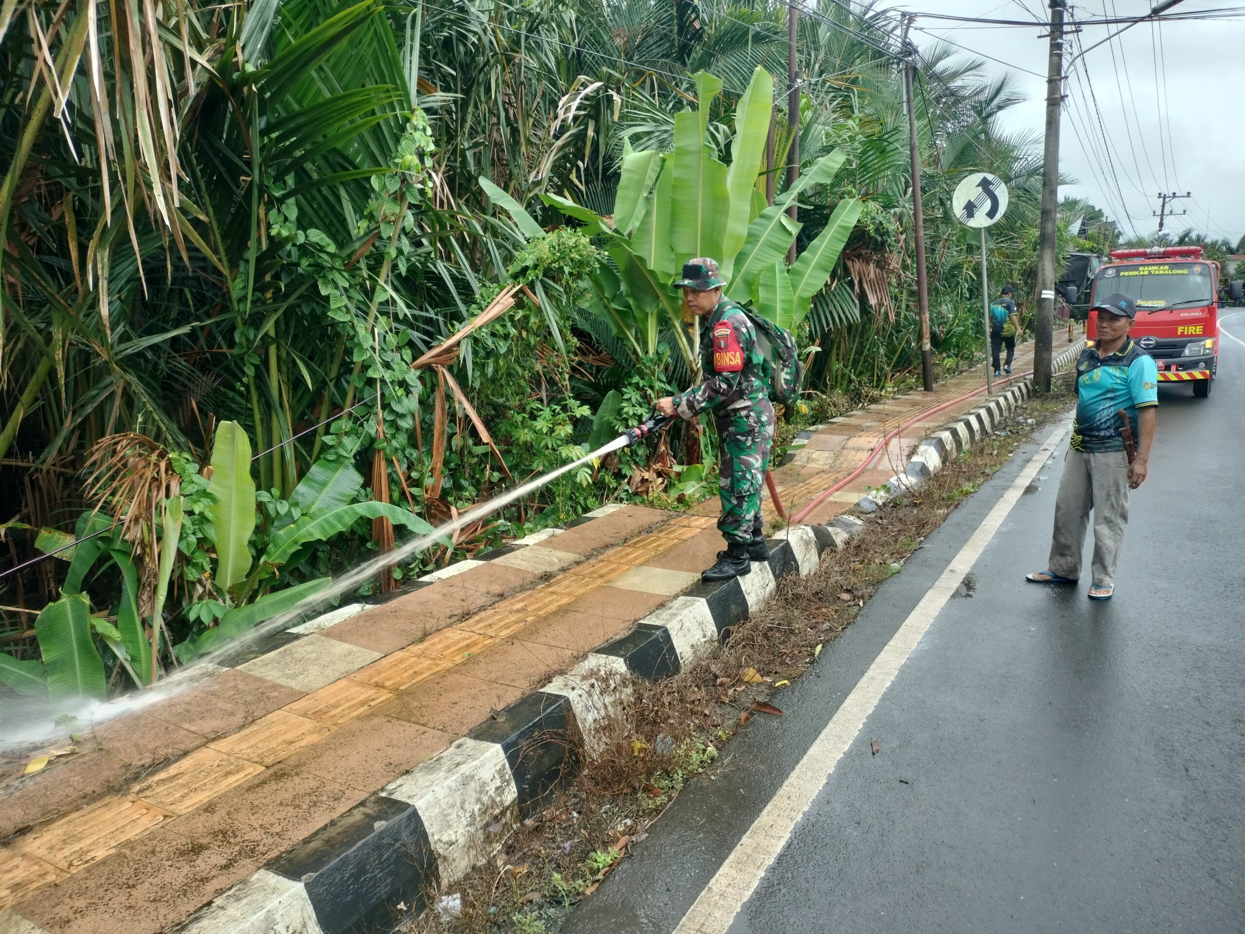 Sinergi TNI dan Pemerintah, Lingkungan Bersih di Kecamatan Pugaan