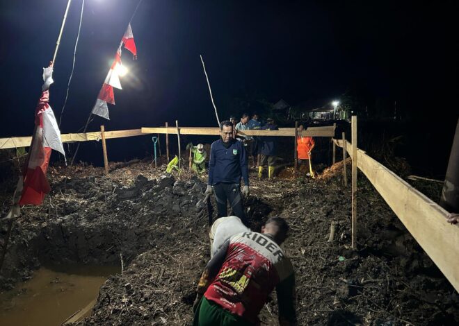 Semangat Gotong Royong Masyarakat Bersama Personel Kodim 1009/Tla Antusias Kerja Malam Hari