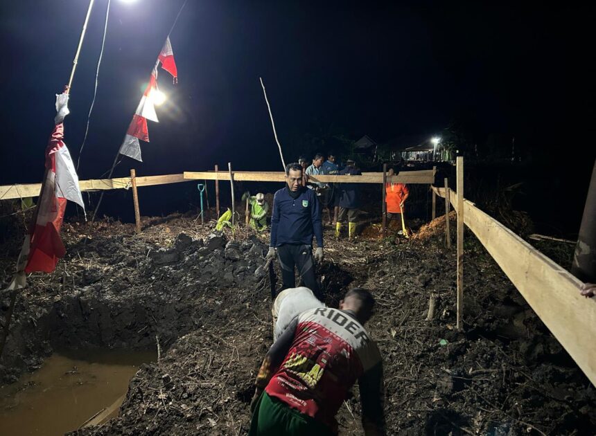Semangat Gotong Royong Masyarakat Bersama Personel Kodim 1009/Tla Antusias Kerja Malam Hari