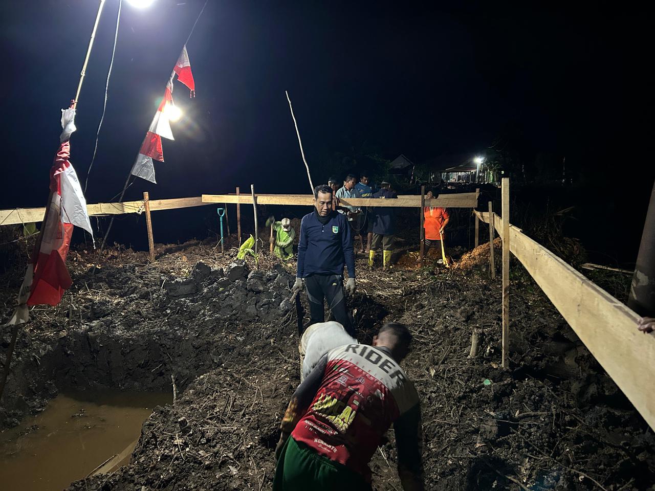 Semangat Gotong Royong Masyarakat Bersama Personel Kodim 1009/Tla Antusias Kerja Malam Hari