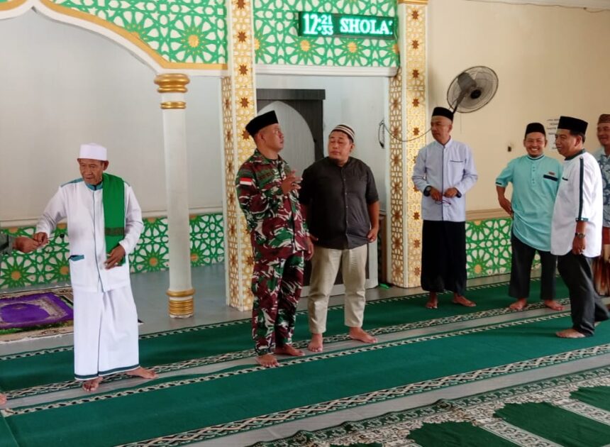 Danramil 05/Pemangkat Jalin Silaturahmi Bersama Tokoh Agama Melalui Safari Sholat Jumat