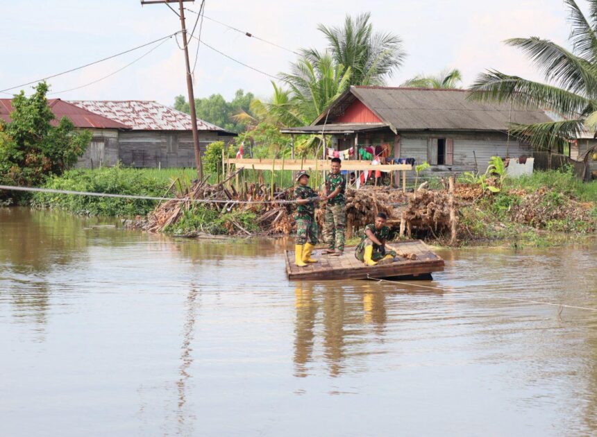 Memanfaatkan Rakit Sederhana Personel Kodim 1009/Tla Tetap Semangat Angkut Material Jembatan Garuda