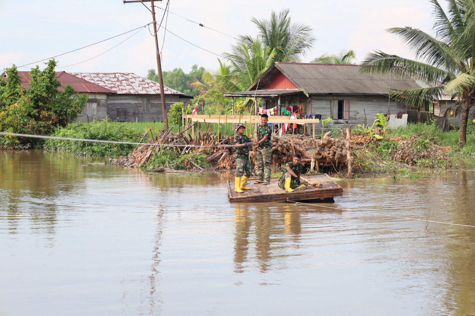 Memanfaatkan Rakit Sederhana Personel Kodim 1009/Tla Tetap Semangat Angkut Material Jembatan Garuda