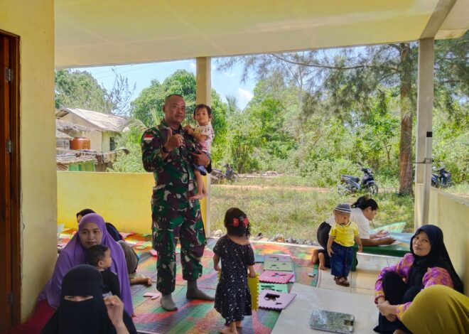 Dukung Peningkatan Kesehatan Masyarakat, Babinsa Temajuk Dampingi Nakes Laksanakan Posyandu di Wilayah Perbatasan