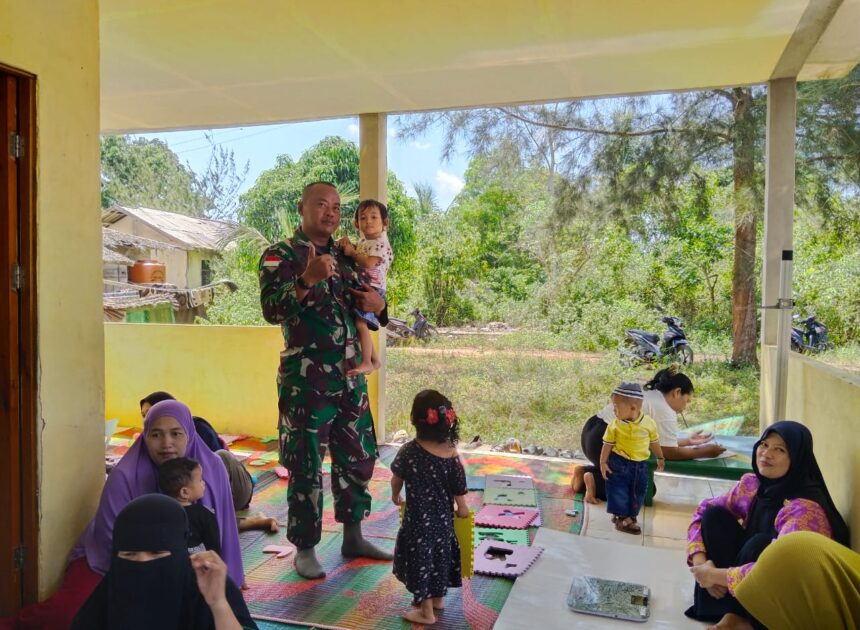 Dukung Peningkatan Kesehatan Masyarakat, Babinsa Temajuk Dampingi Nakes Laksanakan Posyandu di Wilayah Perbatasan