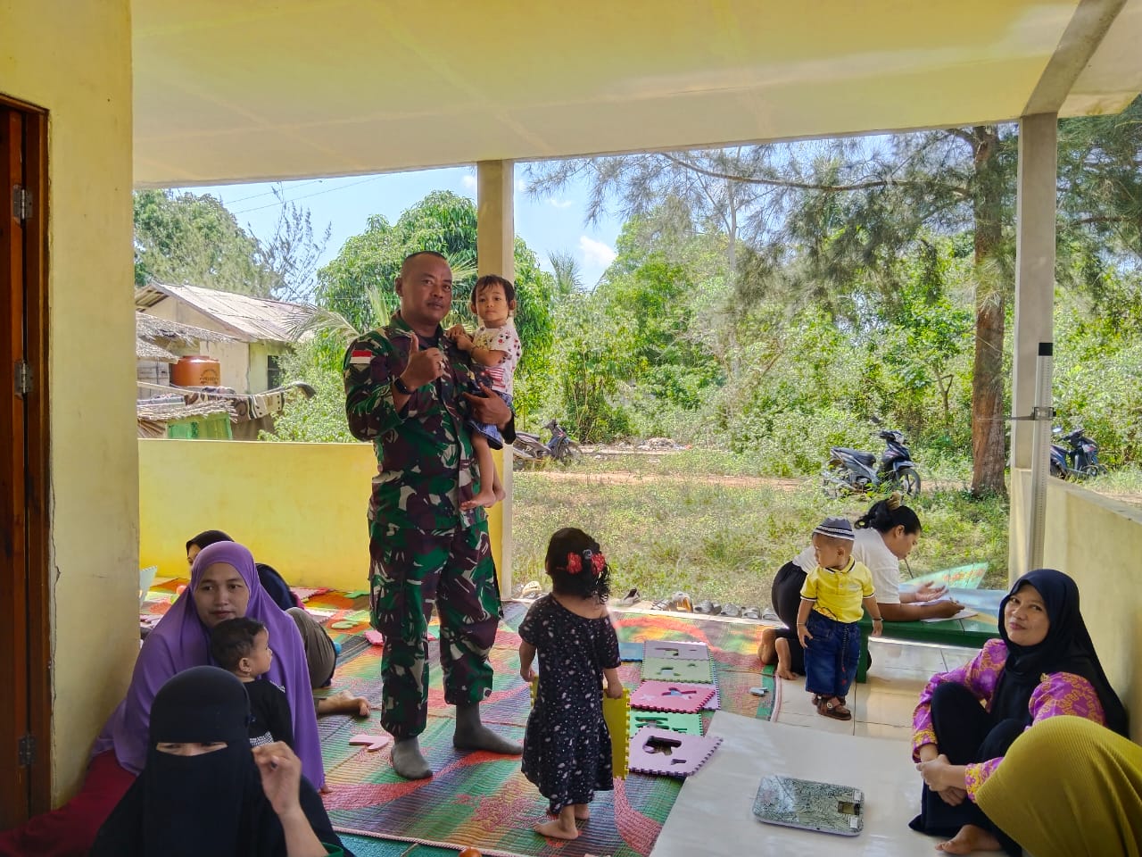 Dukung Peningkatan Kesehatan Masyarakat, Babinsa Temajuk Dampingi Nakes Laksanakan Posyandu di Wilayah Perbatasan