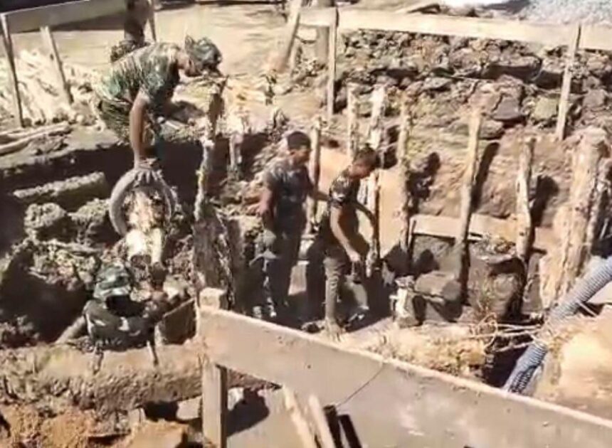 Berpacu dengan Longsoran, Personel Kodim 1009/Tla Tak Gentar Hadapi Medan Demi Masyarakat Desa Labuan Amas