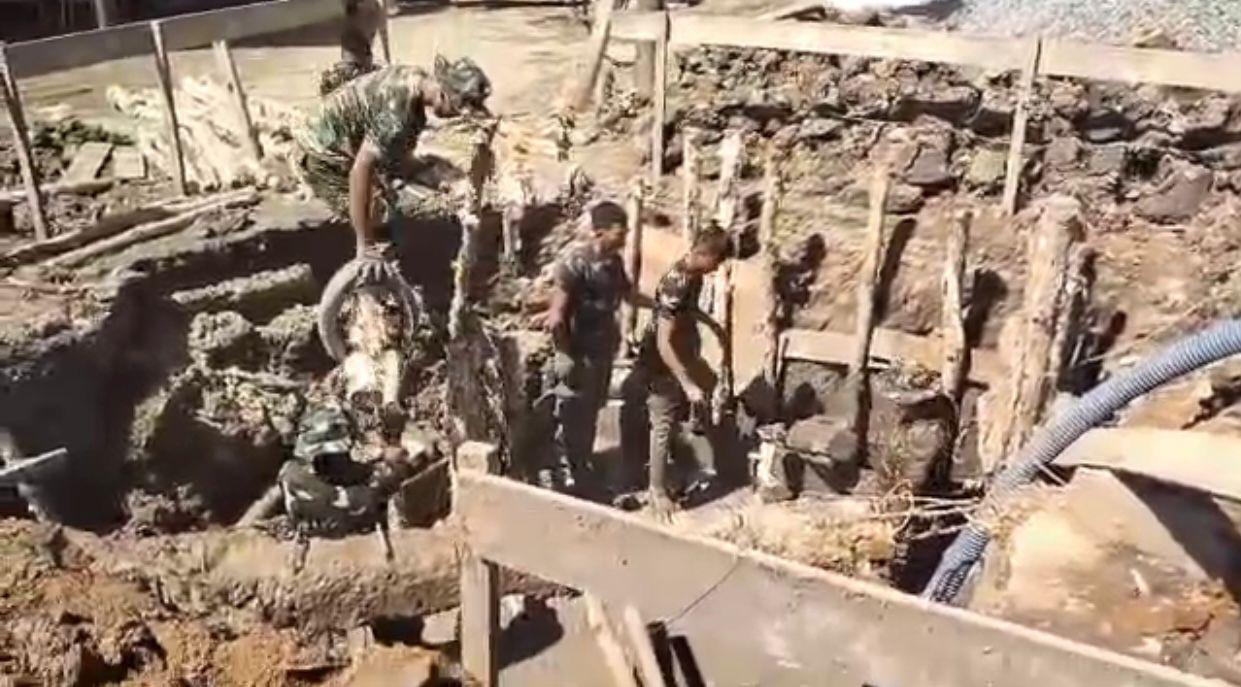 Berpacu dengan Longsoran, Personel Kodim 1009/Tla Tak Gentar Hadapi Medan Demi Masyarakat Desa Labuan Amas