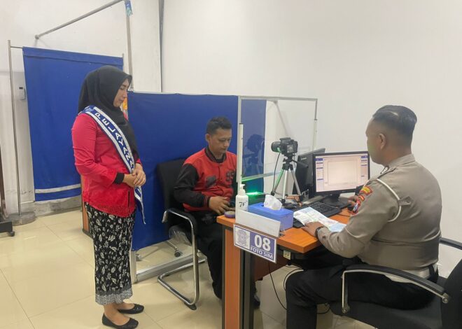 Peringatan Hari Kartini, Petugas Satpas Colombo Berkebaya Sambil Berbagi Coklat ke Pemohon SIM