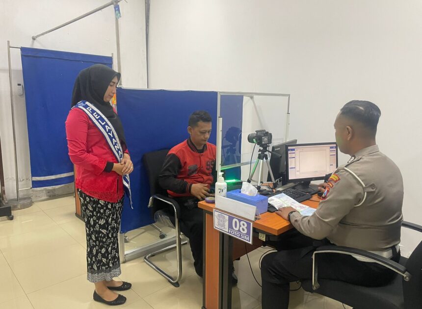 Peringatan Hari Kartini, Petugas Satpas Colombo Berkebaya Sambil Berbagi Coklat ke Pemohon SIM