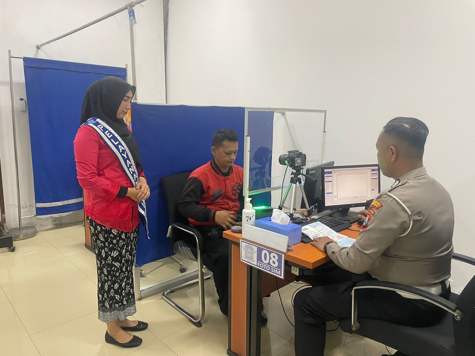 Peringatan Hari Kartini, Petugas Satpas Colombo Berkebaya Sambil Berbagi Coklat ke Pemohon SIM