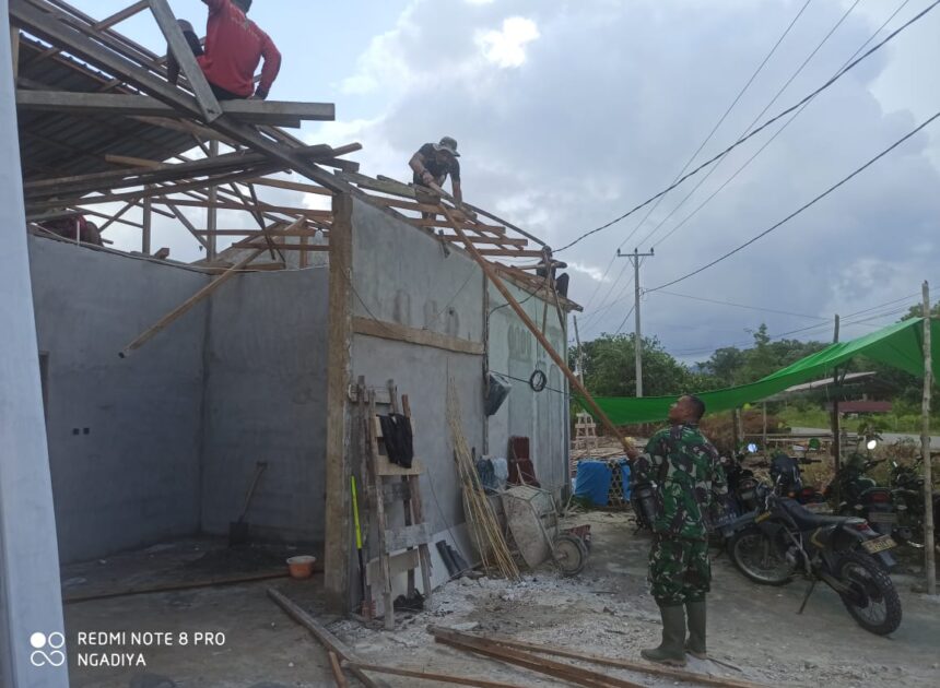 Babinsa Koramil 03/Tebas Bantu Warga Bongkar Rumah Untuk Direhabilitasi