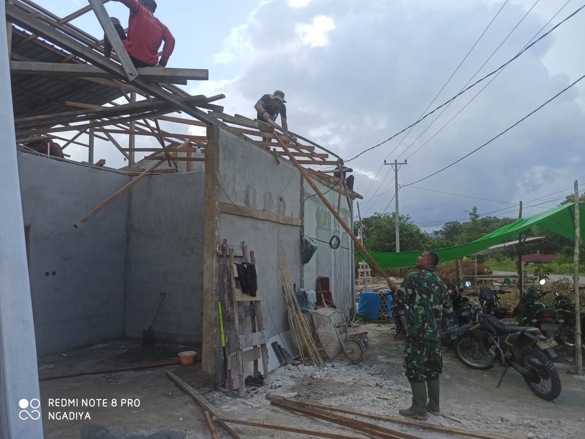 Babinsa Koramil 03/Tebas Bantu Warga Bongkar Rumah Untuk Direhabilitasi