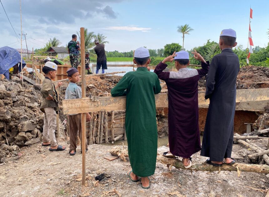 Antusiasme Anak-Anak Desa Handil Labuan Amas Saksikan TNI Bangun Jembatan Garuda