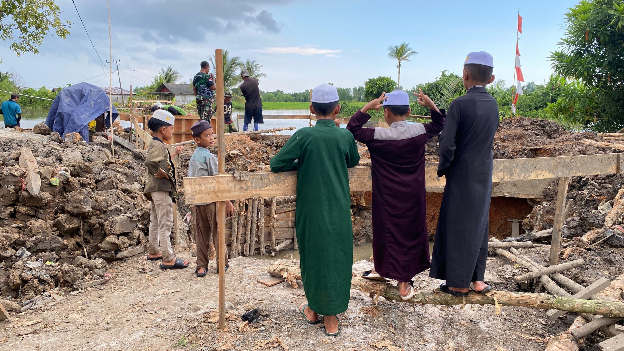 Antusiasme Anak-Anak Desa Handil Labuan Amas Saksikan TNI Bangun Jembatan Garuda