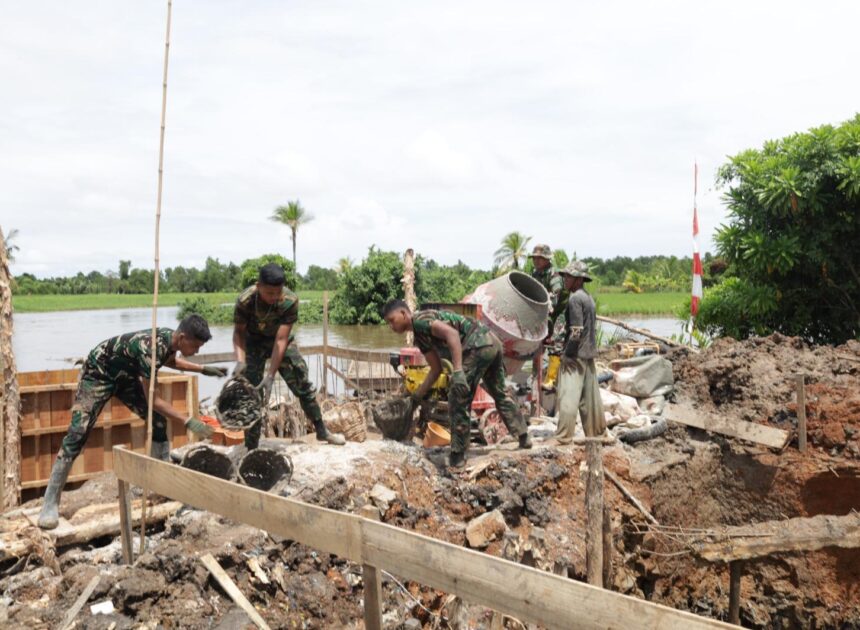 Pengecoran Menara Pilar Kedua Jembatan Garuda Terus Berlanjut, Personel Kodim 1009/Tanah Laut Genjot Pekerjaan