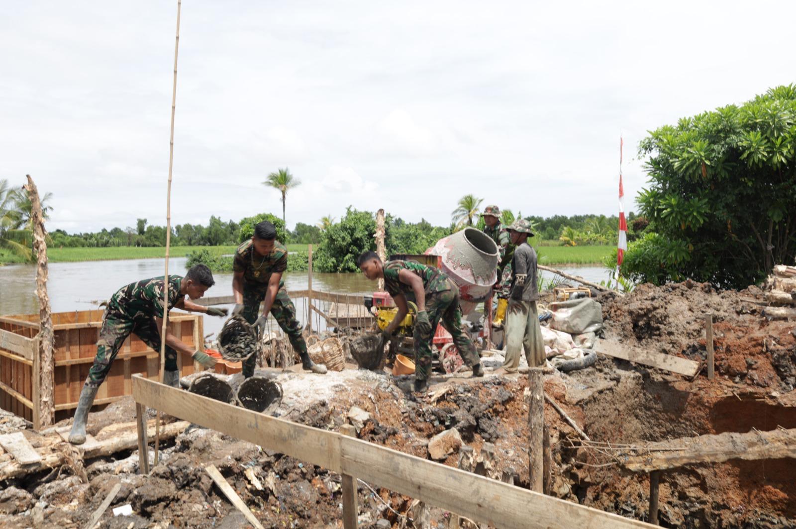 Pengecoran Menara Pilar Kedua Jembatan Garuda Terus Berlanjut, Personel Kodim 1009/Tanah Laut Genjot Pekerjaan