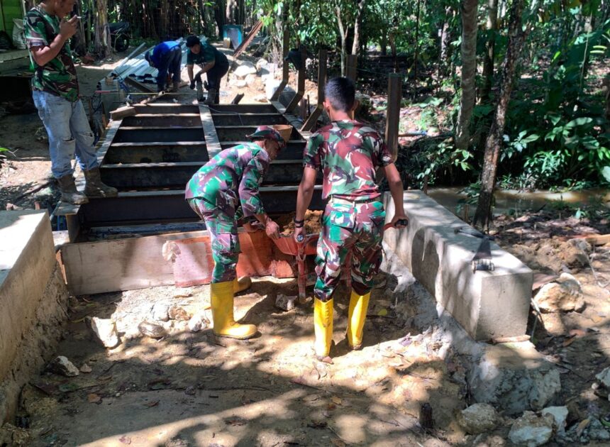 Satgas dan Warga Kompak Dorong Material, Jembatan Garuda Makin Progresif