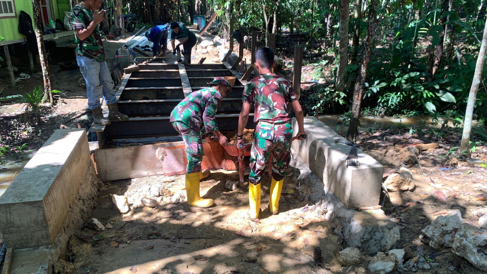 Satgas dan Warga Kompak Dorong Material, Jembatan Garuda Makin Progresif