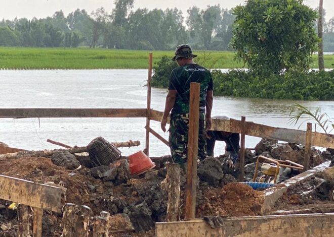 Pantang Menyerah, Hujan Bukan Penghalang Personel Kodim 1009/Tanah Laut Lanjutkan Pembangunan Jembatan Garuda