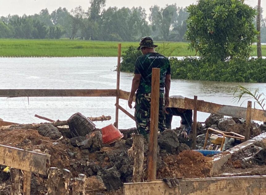 Pantang Menyerah, Hujan Bukan Penghalang Personel Kodim 1009/Tanah Laut Lanjutkan Pembangunan Jembatan Garuda