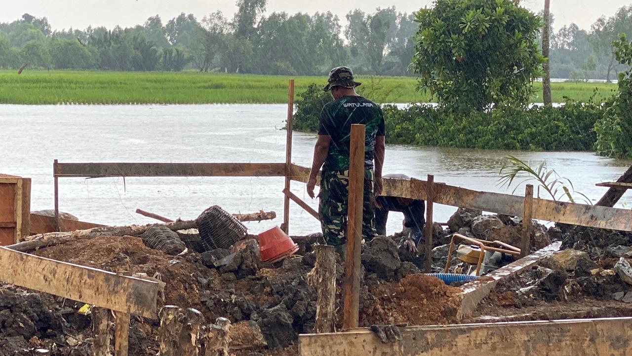 Pantang Menyerah, Hujan Bukan Penghalang Personel Kodim 1009/Tanah Laut Lanjutkan Pembangunan Jembatan Garuda