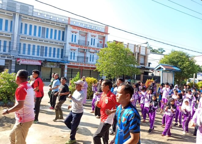 Jaga Kebugaran, Anggota Koramil 01/Sambas Senam Bersama Guru dan Siswa Sekolah Dasar