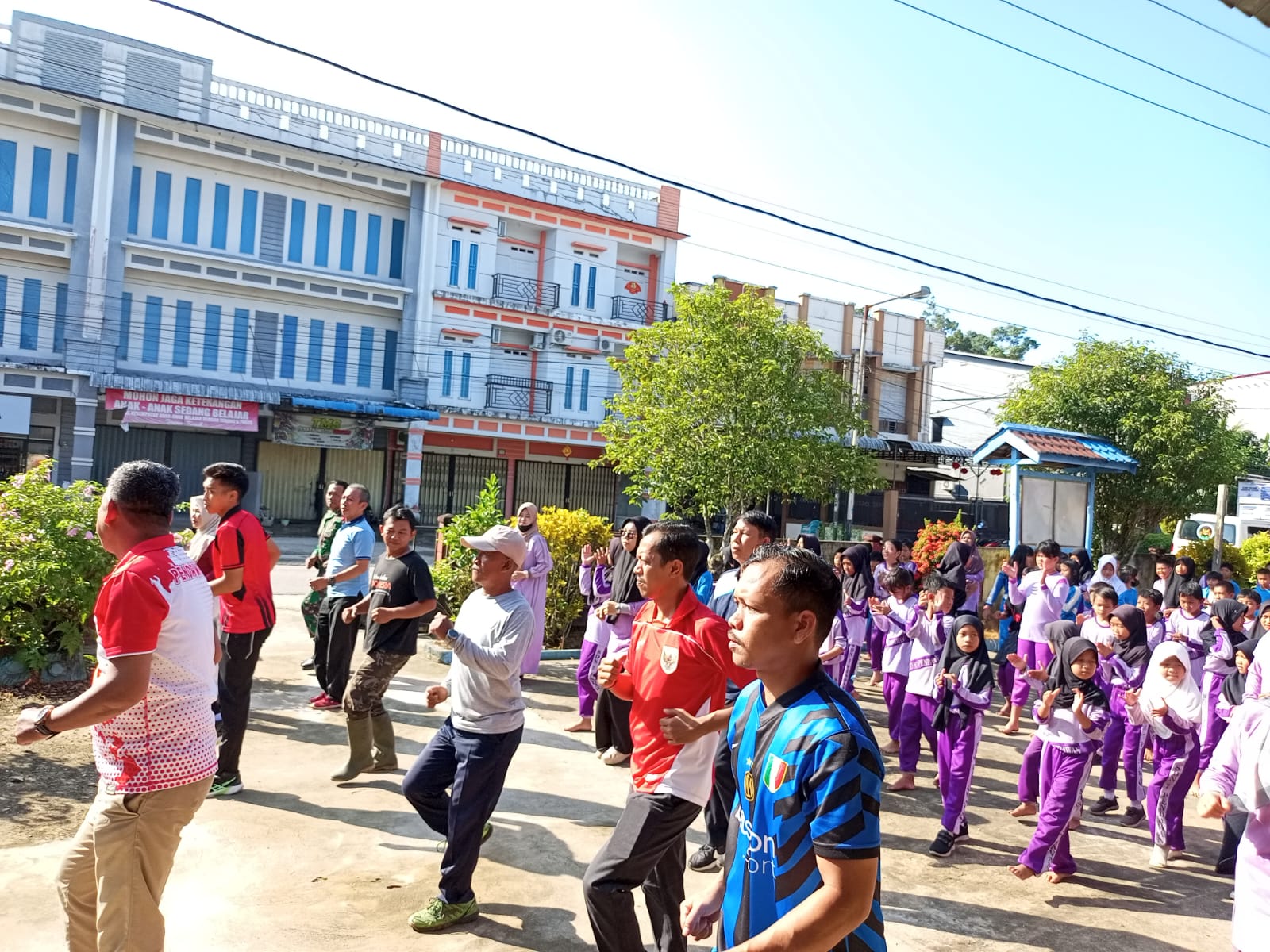 Jaga Kebugaran, Anggota Koramil 01/Sambas Senam Bersama Guru dan Siswa Sekolah Dasar