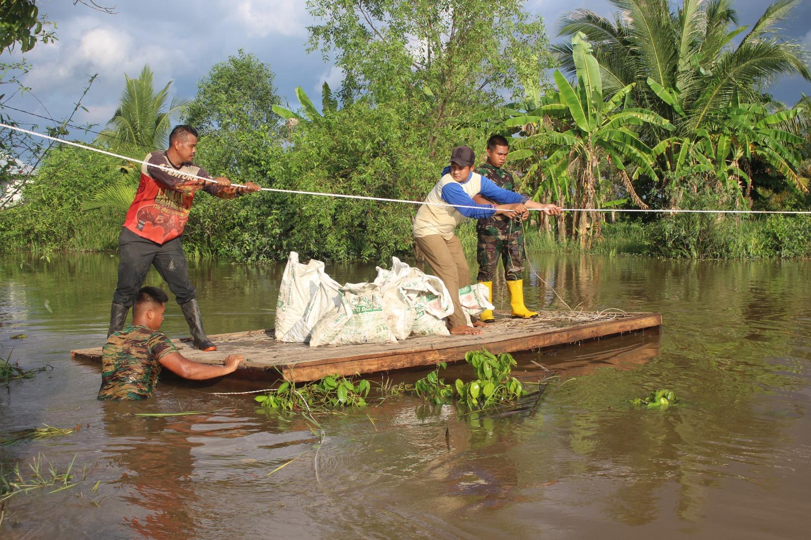 Menantang Arus dan Medan, Kebersamaan TNI dan Warga Jadi Kekuatan Seberangkan Material Jembatan Garuda
