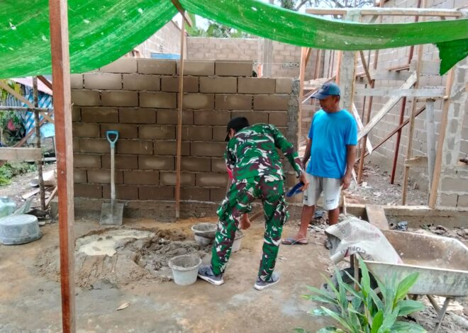 Hadir Ditengah Masyarakat, Babinsa Tempapan Hulu Koramil 07/Teluk Keramat Bantu Bangun Rumah