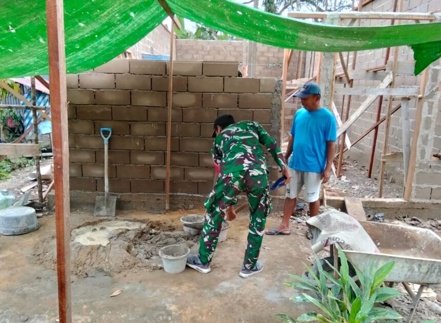 Hadir Ditengah Masyarakat, Babinsa Tempapan Hulu Koramil 07/Teluk Keramat Bantu Bangun Rumah