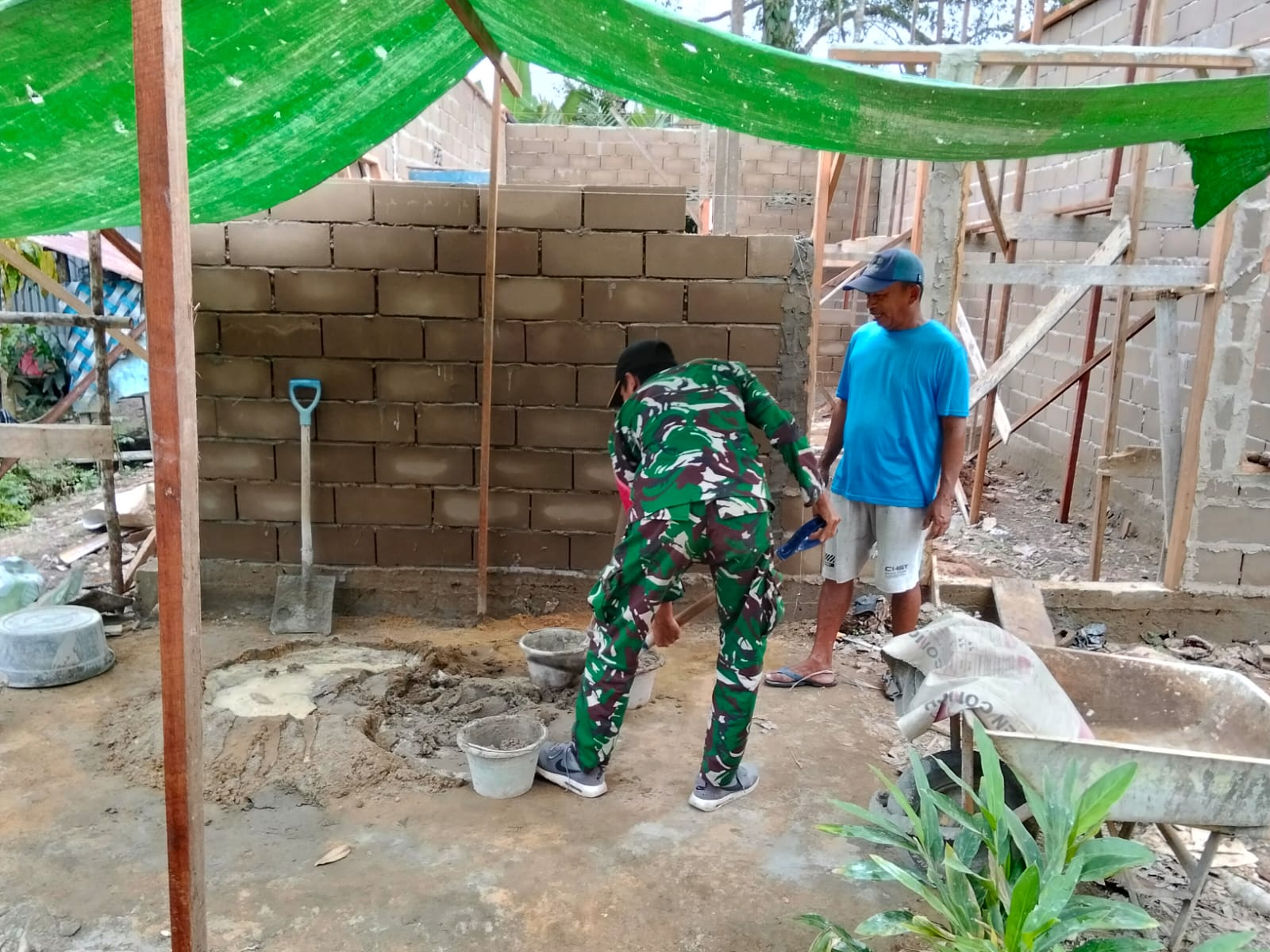 Hadir Ditengah Masyarakat, Babinsa Tempapan Hulu Koramil 07/Teluk Keramat Bantu Bangun Rumah