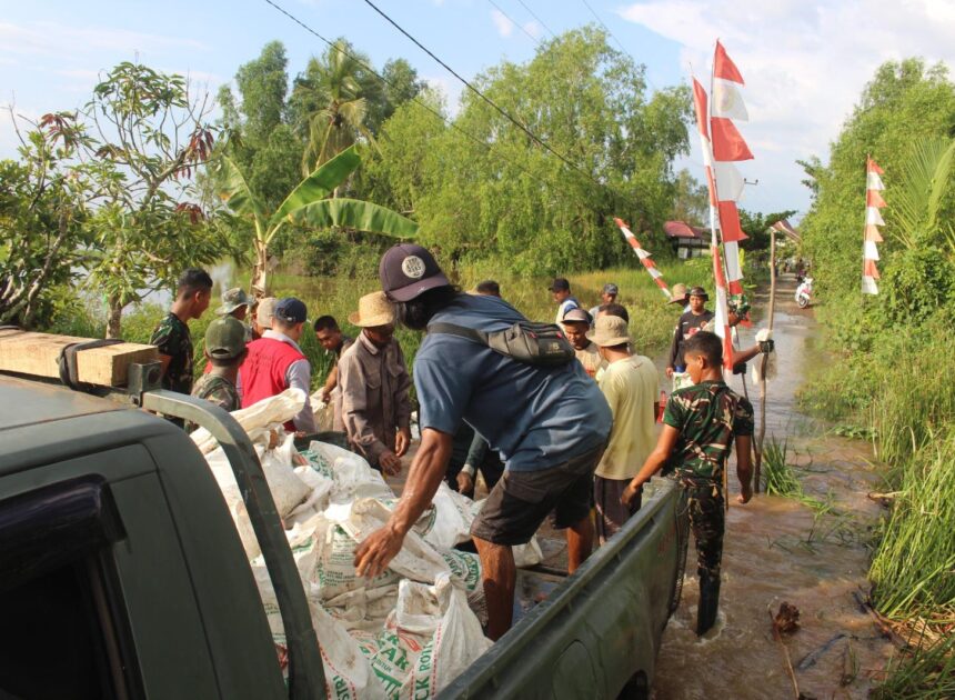 Dramatis! Mobil Angkut Material Jembatan Garuda Terperosok di Lumpur, Warga Dan TNI Gotong Royong Dorong Mobil