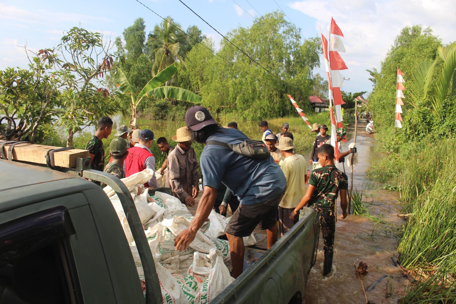 Dramatis! Mobil Angkut Material Jembatan Garuda Terperosok di Lumpur, Warga Dan TNI Gotong Royong Dorong Mobil