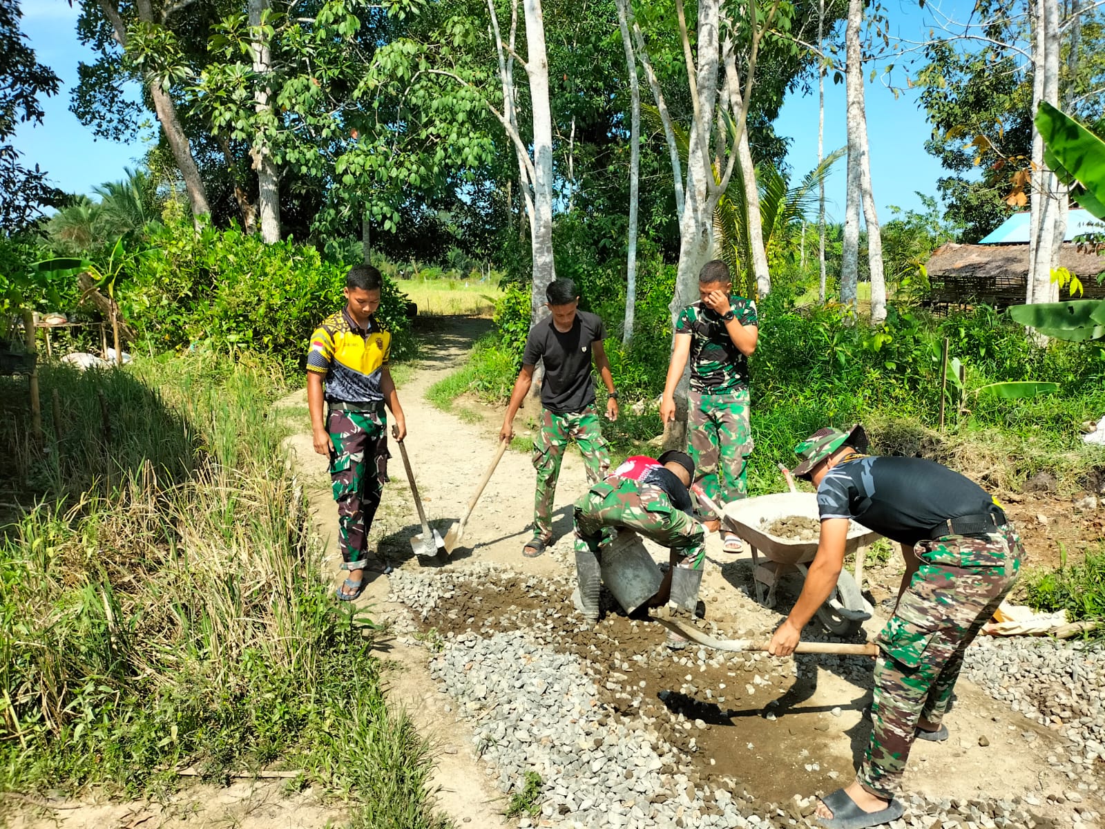 Penuh Semangat, TNI dan Warga Lanjutkan Pembangunan Jembatan Garuda