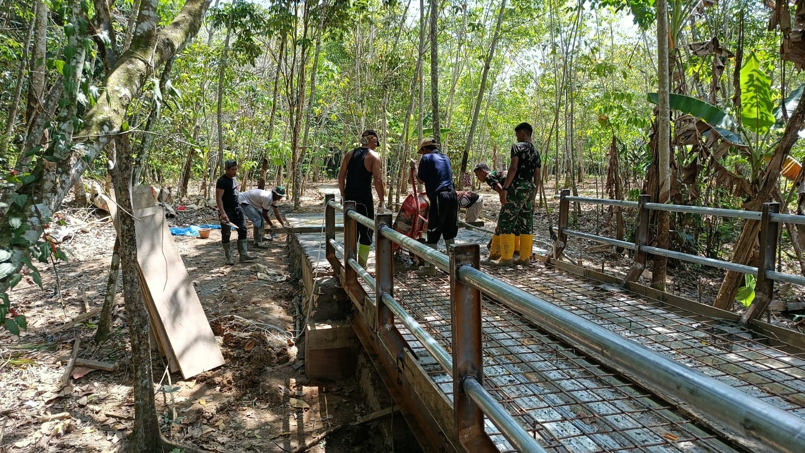 Pembangunan Jembatan Perintis Garuda Masuki Tahap Pengecoran, Semangat Gotong Royong Kian Terlihat