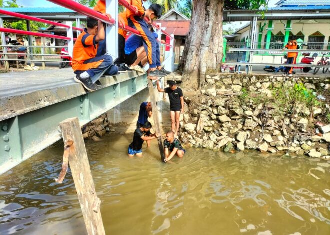 Satgas Bersama Warga Paya Besar Bersihkan Sisa Material Pembangunan Jembatan
