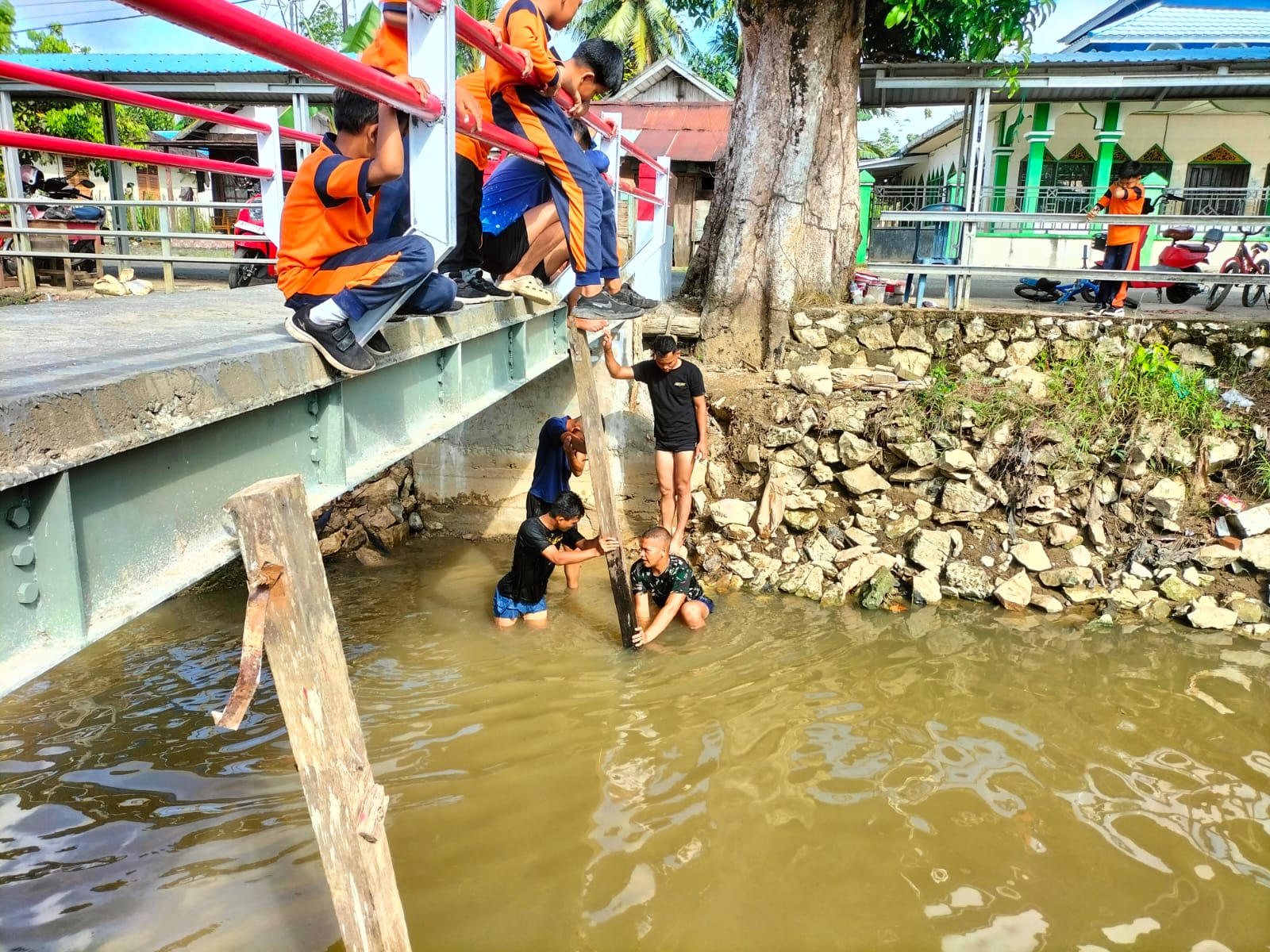 Satgas Bersama Warga Paya Besar Bersihkan Sisa Material Pembangunan Jembatan