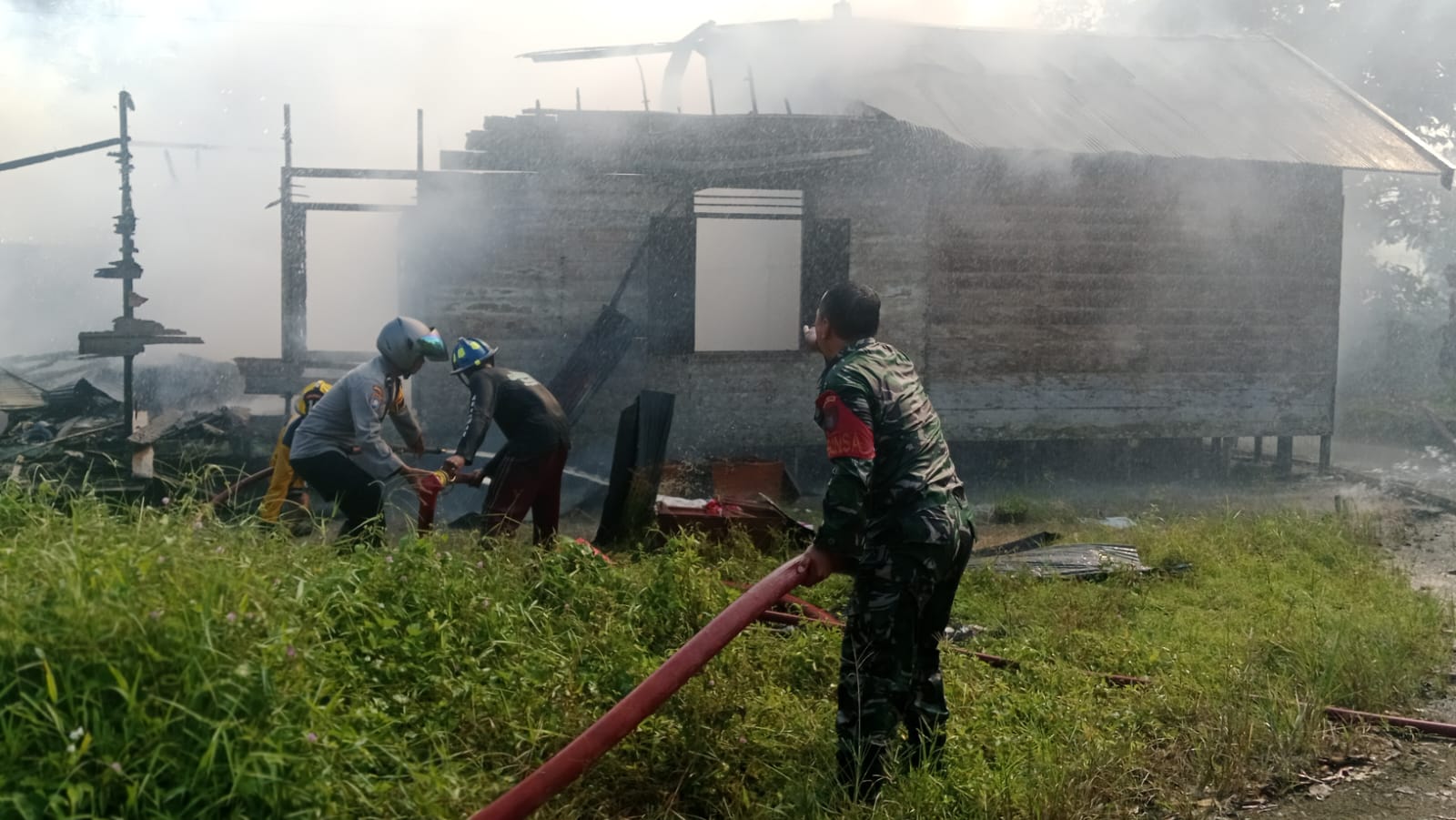 Babinsa Bersama Damkar 654 Berhasil Kendalikan Kebakaran di Banua Jingah