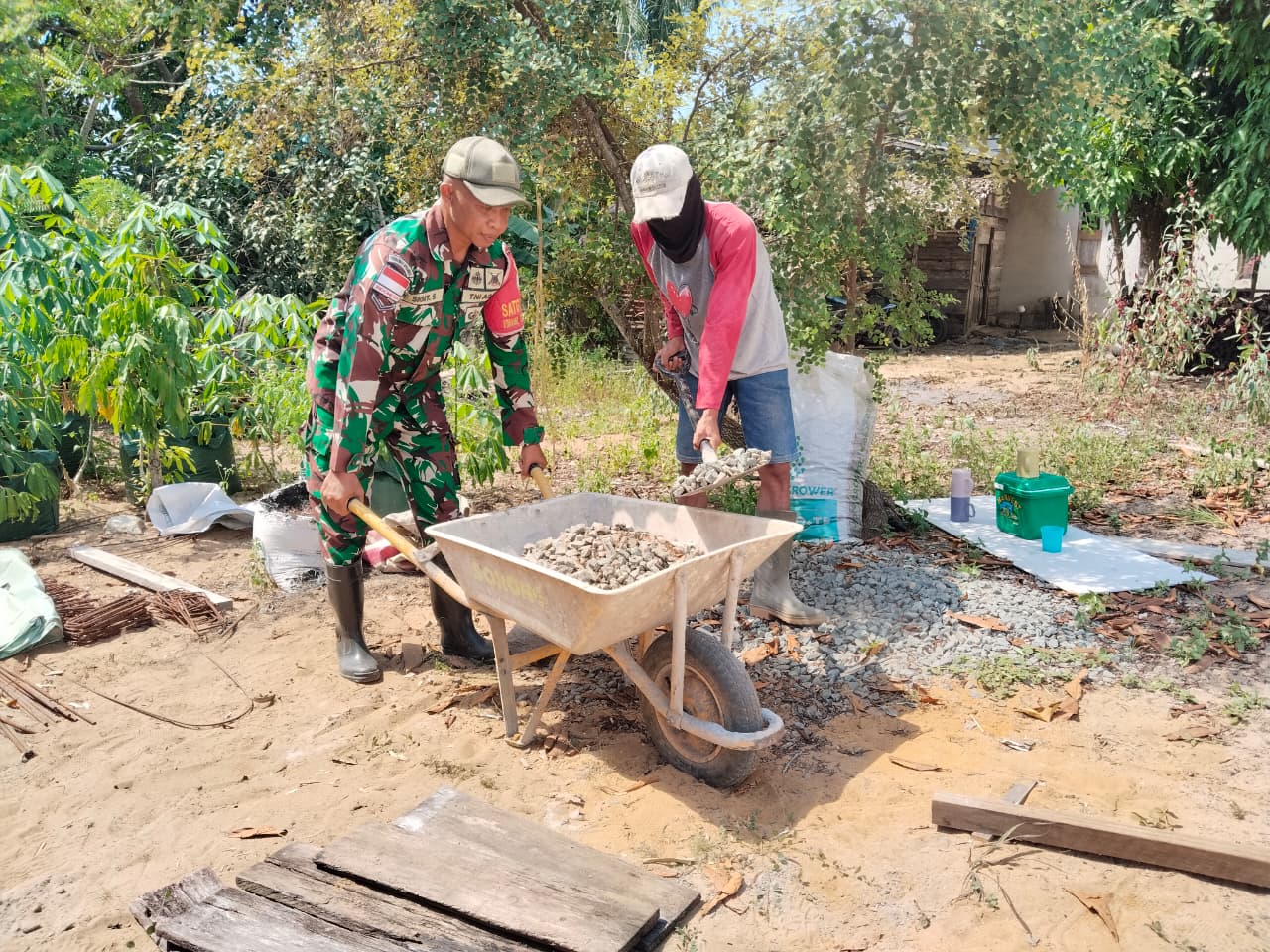 Pererat Hubungan Dengan Warga, Babinsa Malek Komsos Bersama Warga Yang Sedang Cor Halaman Rumah