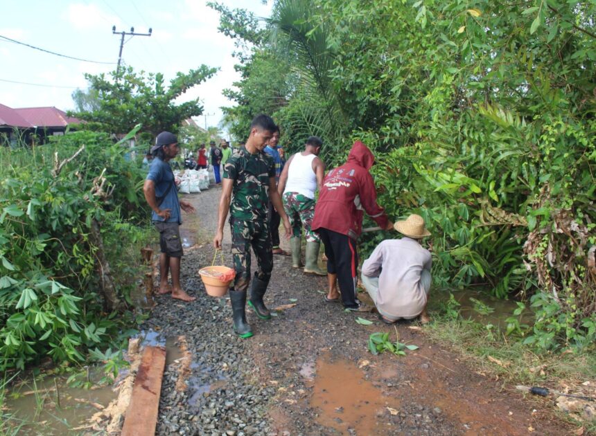 Personel Kodim 1009/Tanah Laut Perbaiki Jalan Desa Agar Pendistribusian Material Jembatan Garuda Lancar