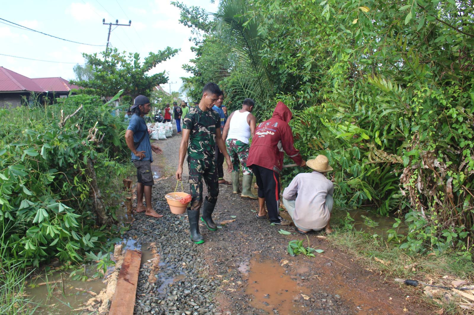 Personel Kodim 1009/Tanah Laut Perbaiki Jalan Desa Agar Pendistribusian Material Jembatan Garuda Lancar