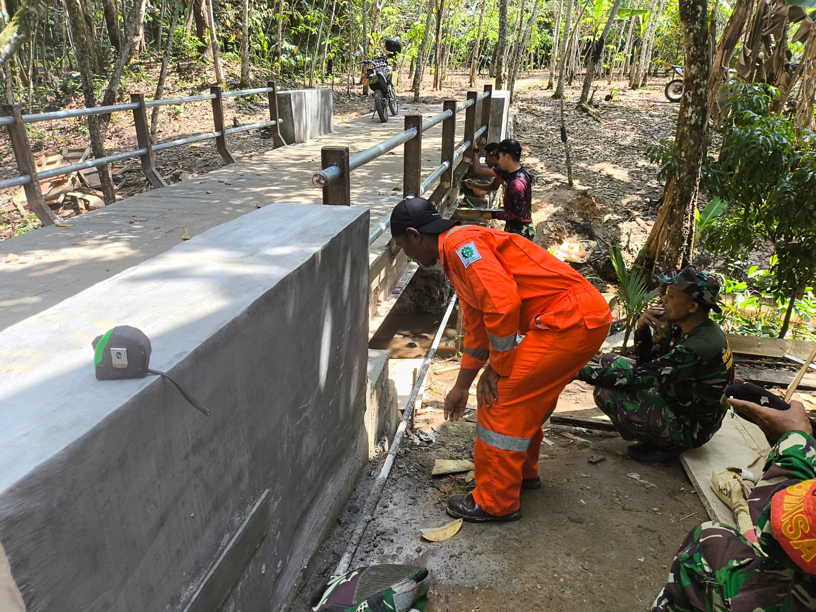 Tak Kenal Lelah, Satgas Kebuti Penyelesaian Jembatan Perintis Garuda