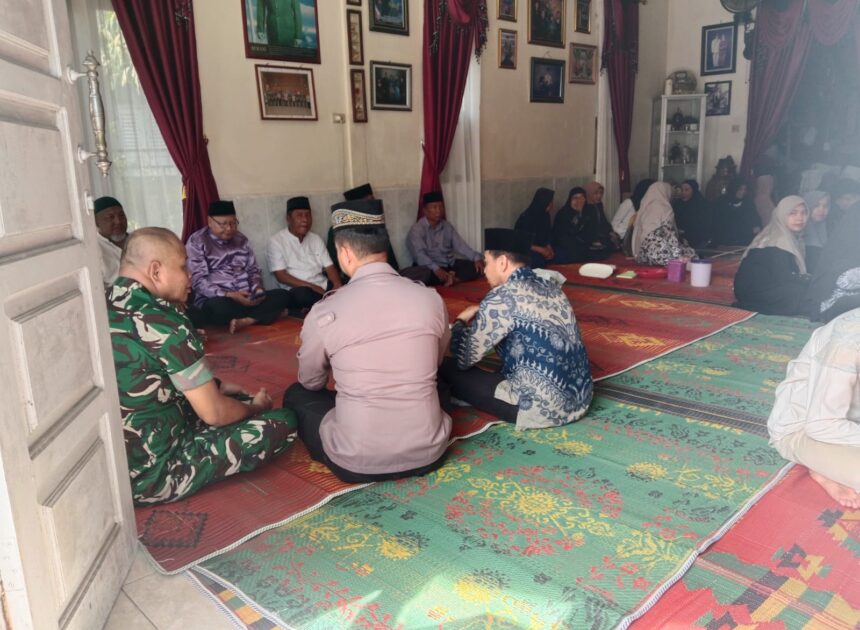 Wujud Empati Terhadap Sesama, Danramil 07/Teluk Keramat Laksanakan Takziah Ke Rumah Duka Camat Teluk Keramat