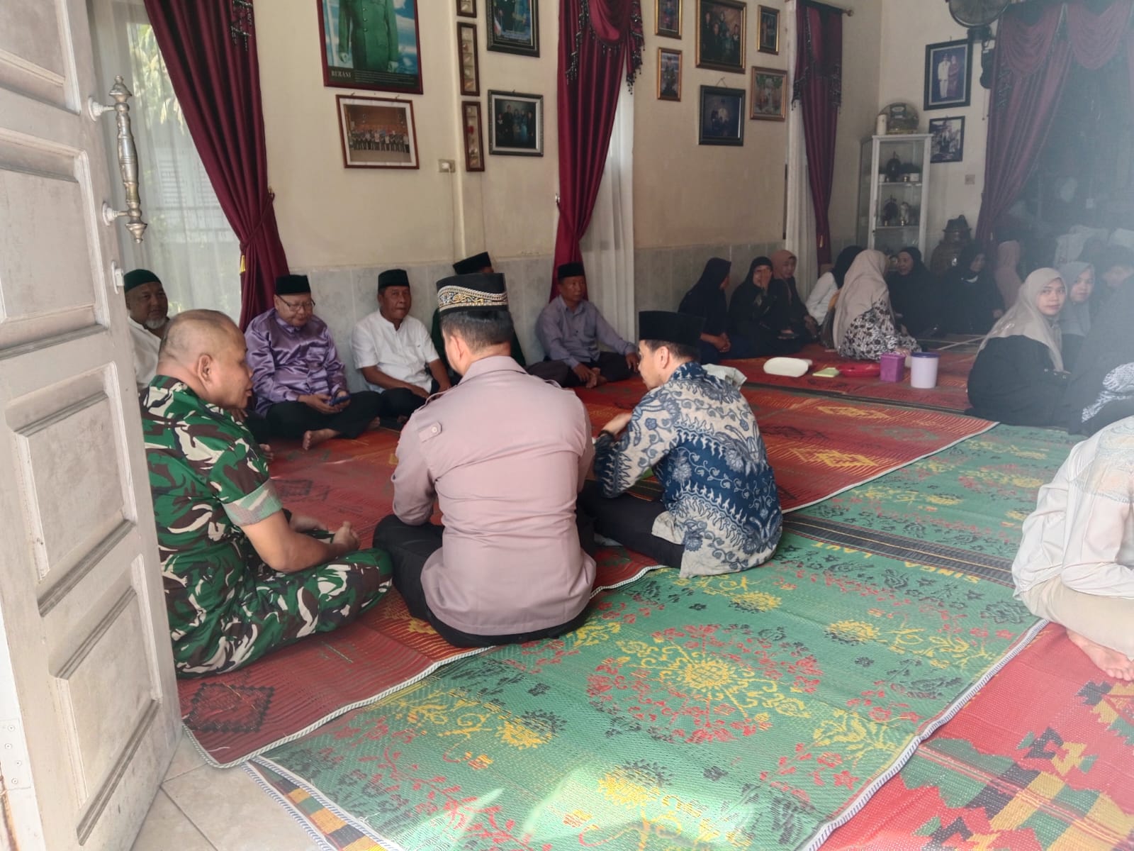 Wujud Empati Terhadap Sesama, Danramil 07/Teluk Keramat Laksanakan Takziah Ke Rumah Duka Camat Teluk Keramat